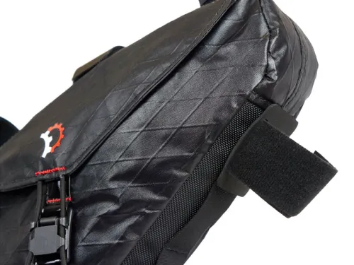 Revelate Designs Hopper frame bag magnetic closure